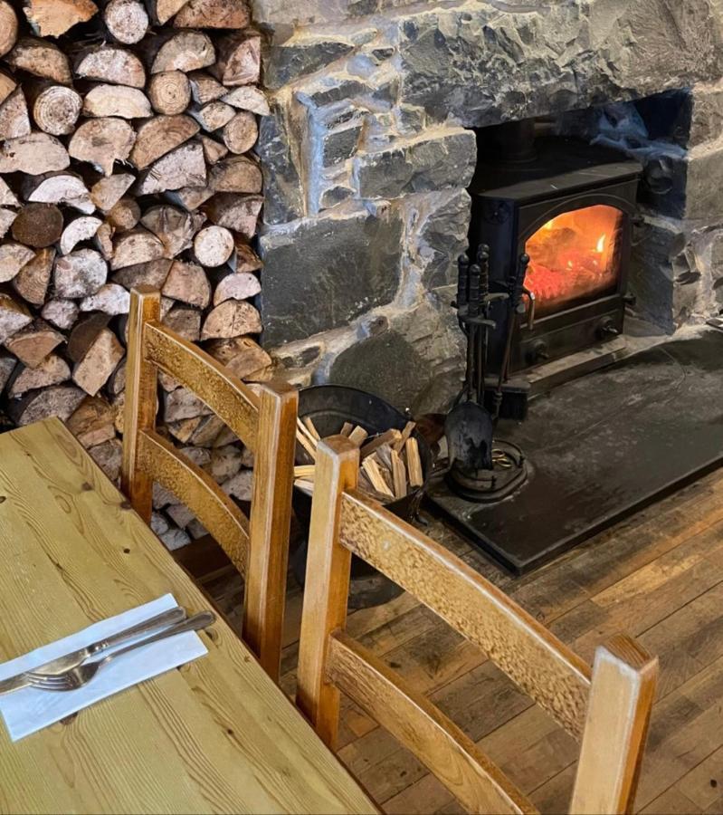Saucy Mary'S Hostel Kyleakin Bagian luar foto