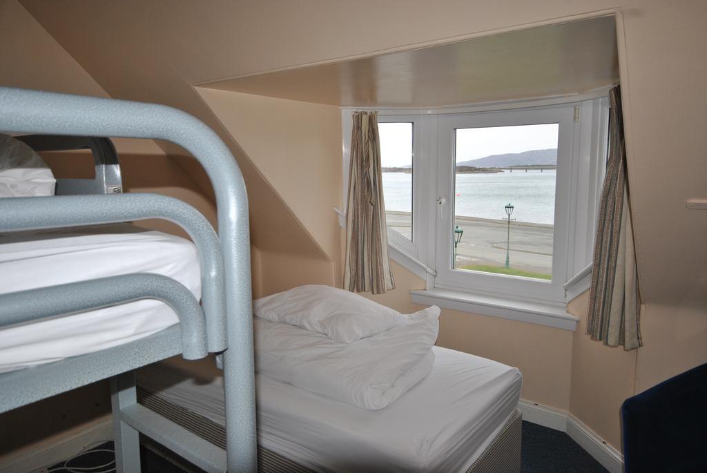 Saucy Mary'S Hostel Kyleakin Bagian luar foto